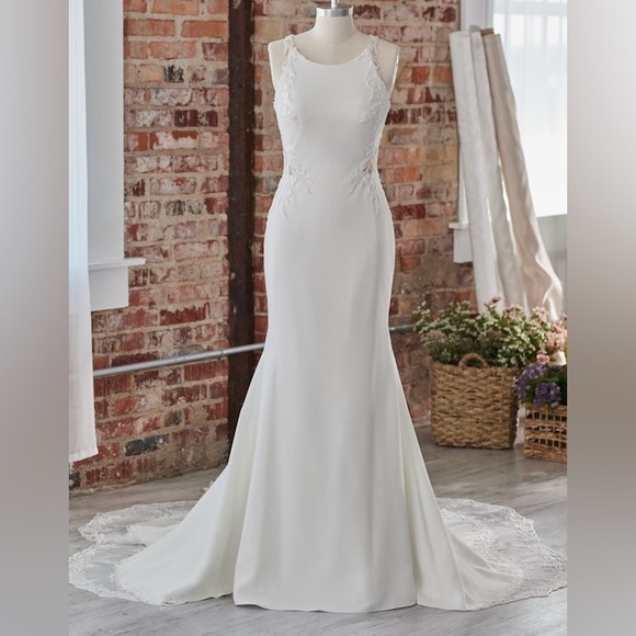Rebecca Ingram Keyhole Back Crepe Wedding Gown W/Halter Back🦎🌵